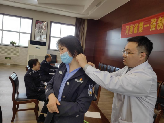 （挂网稿）我院专家团走进学校和机关送健康747.png