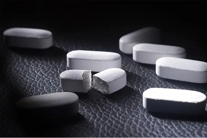 【中西医科普】药片难以下咽就掰开吃?盲目碾碎药片服用,或有意外风险445.png 【中西医科普】药片难以下咽就掰开吃?盲目碾碎药片服用,或有意外风险445.png