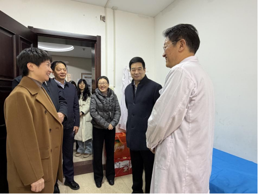 河南省中西医结合医院领导班子春节前夕走访慰问老干部578.png