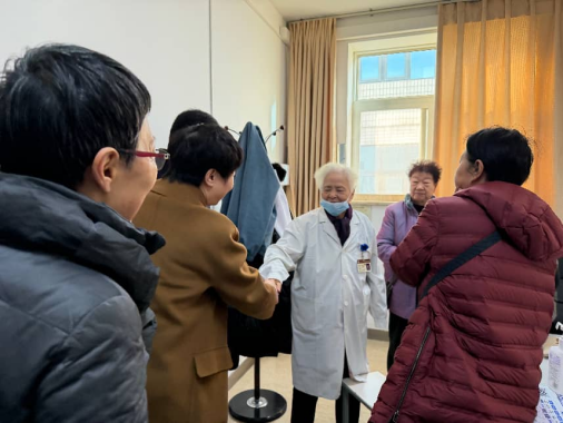 河南省中西医结合医院领导班子春节前夕走访慰问老干部585.png