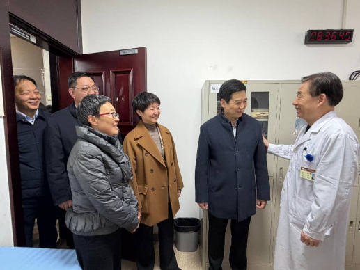 河南省中西医结合医院领导班子春节前夕走访慰问老干部588.png