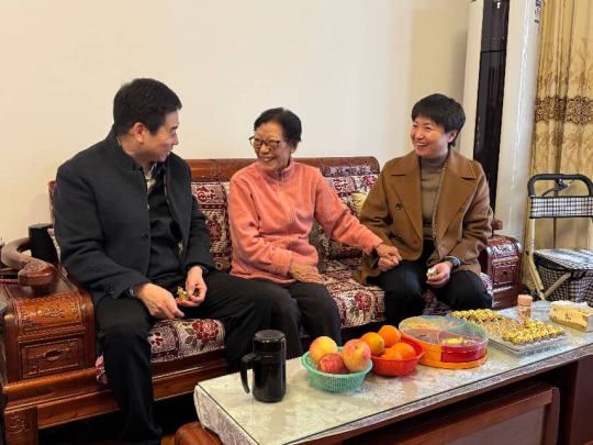 河南省中西医结合医院领导班子春节前夕走访慰问老干部1324.png 河南省中西医结合医院领导班子春节前夕走访慰问老干部1324.png