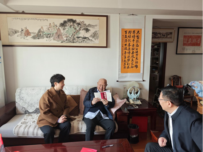 (挂网稿)河南省中西医结合医院看望慰问国医大师张磊教授、全国名老中医李发枝教授161.png (挂网稿)河南省中西医结合医院看望慰问国医大师张磊教授、全国名老中医李发枝教授161.png