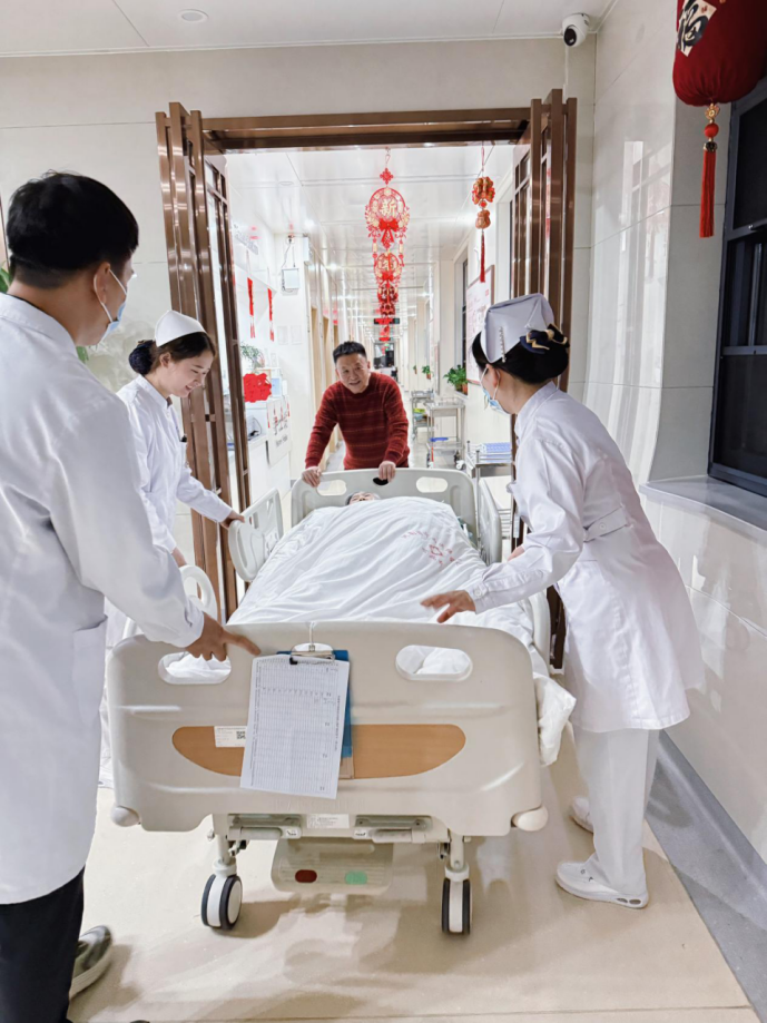 (挂网稿)年味里的坚守|他们放弃团聚,为 83 岁老人打通 “生命通路” (1)731.png (挂网稿)年味里的坚守|他们放弃团聚,为 83 岁老人打通 “生命通路” (1)731.png